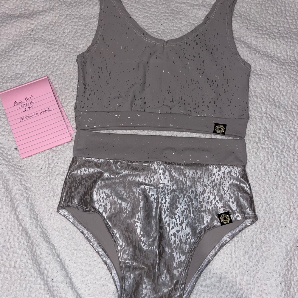 Stylish Johana Dugarte Designs pole set